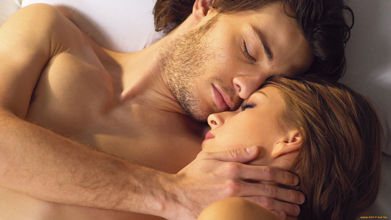 Mujer en la cama con un hombre usando productos para mejorar la potencia.